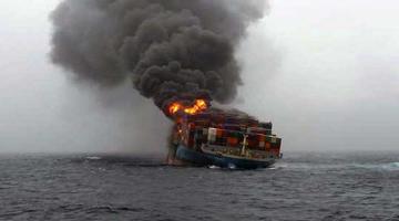 اندلاع حرق هائل على سفينة شحن صهيونية