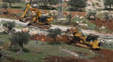 الاحتلال يجرف أراض  ويقتلع أشجار زيتون غرب بيت لحم