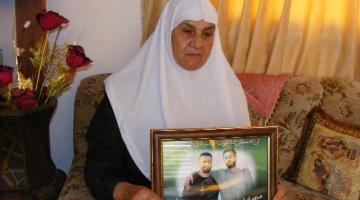 والدة الأسيرين "إبراهيم محمد اغباربة".. تتمنى احتضان ابنيها
