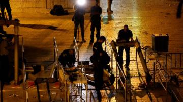 الاحتفالات تعم القدس المحتلة بعد إزالة البوابات الإلكترونية