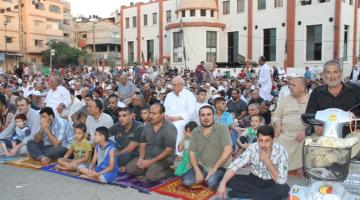 صور.. حركة الجهاد تقيم صلاة العيد في العراء شمال القطاع