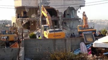 جرافات الاحتلال تهدم منزلين بالقدس وبيت لحم