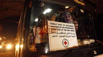 64 من أهالي أسرى غزة يزورون 30 أسيرًا بـ"ريمون"