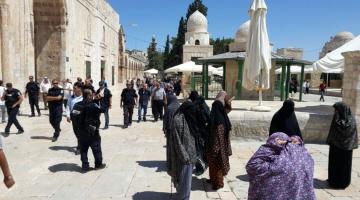 الاحتلال يبعد 6 نساء عن الأقصى 15يوماً