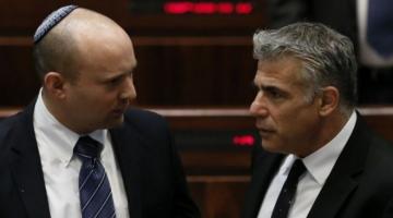 لبيد وبينيت يعيدان بناء بؤرة استيطانية قررت المحكمة هدمها