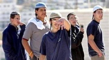 مستوطنون يقتحمون مقامات دينية بعورتا جنوب نابلس