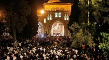 الآلاف يؤدون صلاة الفجر في باحات المسجد الأقصى