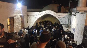 مئات من المستوطنين يقتحمون قبر يوسف