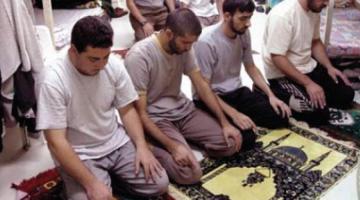 رمضان في السجون.. أجواء إيمانية تعكرها ممارسات الاحتلال
