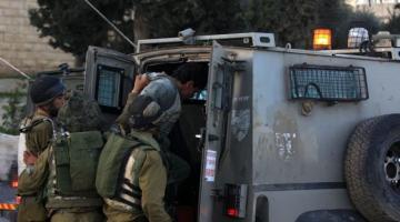 الاحتلال يعتقل 3 شبان ويغلق طرق برام الله