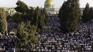 200 غزّي يتوجهون لأداء الصلاة في الأقصى