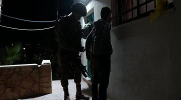 الاحتلال يعتقل 10 فلسطينيين من الضفة المحتلة