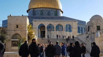 الاحتلال يمنع موظفاً من دخول المسجد الأقصى