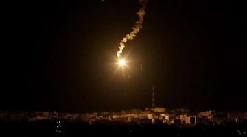 قنبلة إنارة صهيونية تلحق أضرارا في منزل شرق دير البلح