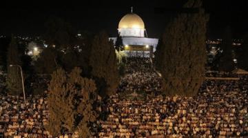 300 ألف مصلّ أحيوا ليلة القدر في المسجد الأقصى