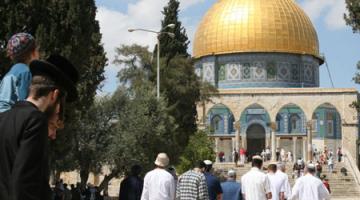 مستوطنون يقتحمون باحات المسجد الأقصى