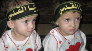 عائلة غزية تحتفل بيوم ميلاد طفلتيها التوأم على طريقتها الخاصة