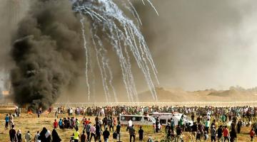 طائرة صهيونية تستهدف المتظاهرين شرق غزة