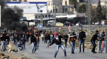  الاحتلال يعتقل شابين خلال مواجهات شمال قلقيلية 