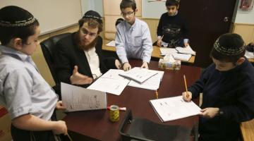 مناورات بالمدارس الصهيونية تحاكي سقوط صواريخ 