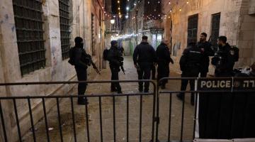 الاحتلال يبعد 6 فتية عن المسجد الأقصى المبارك لمدة شهر
