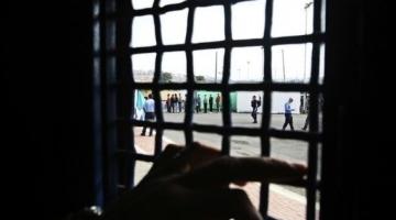 خمسة أسرى يدخلون أعواماً جديدة في سجون الاحتلال