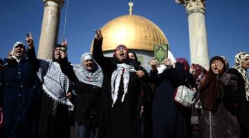 في الأقصى.. مرابطات على باب السلسلة يكسرن التقسيم الزماني
