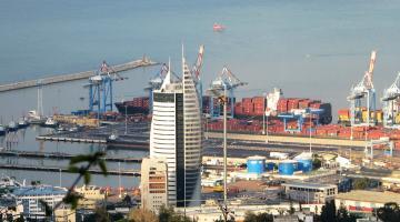 إصابة 11 صهيونياً بانقلاب قارب بميناء حيفا