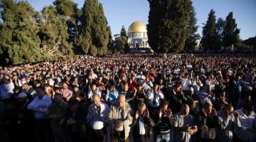 250 مصلياً يغادرون القطاع للصلاة في رحاب الأقصى