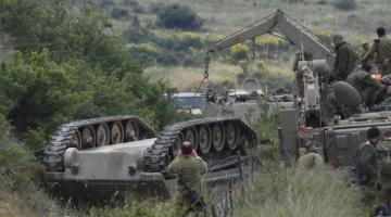 مصرع جندي صهيوني وإصابة 3 آخرين بانقلاب دبابة بالنقب