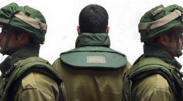 خشية الطعن.. العدو يوزع دروعاً للعنق على جنوده