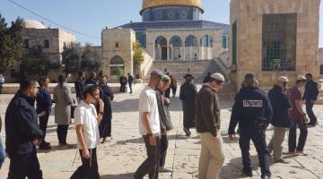 مستوطنون وضباط مخابرات يقتحمون باحات الأقصى