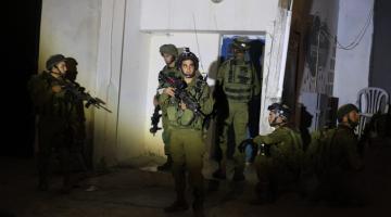 العدو يشن اعتقالات ومداهمات بالضفة والقدس