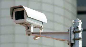 كاميرا أمنية تلتقط صورا ملونة في الظلام الدامس