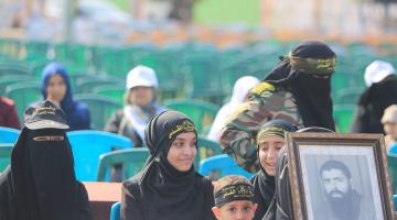 صور.. عوائل الشهداء يصلون الكتيبة قبل 6 ساعات من بدء المهرجان