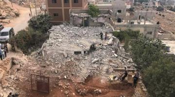العدو يهدم منازل 3 شهداء وأسير برام الله