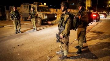 العدو يداهم مخرطة ويسلم مواطنين استدعاءات بالضفة