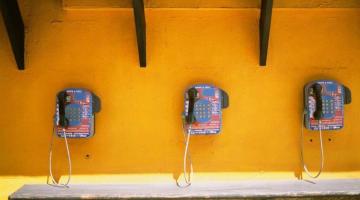 السماح لأسرى "النقب" بالاتصال بأهاليهم بالهواتف العمومية