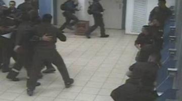 أسير فلسطيني يطعن ضابط صهيوني في سجن النقب