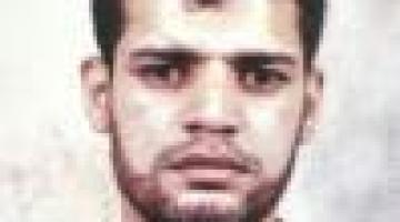 والدة الأسير سعيد البنا: أعيدوه لحضني قبل وفاتي