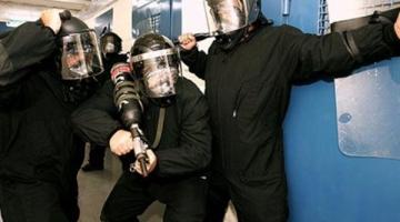 جمعية حقوقية تُطالب بالتحقيق بممارسات حراس "النقب" ضد الأسرى