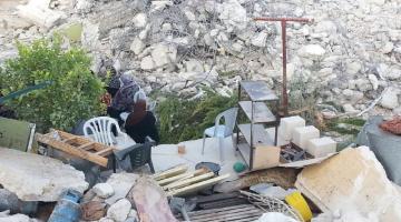 العدو يجبر مسنة مقعدة على هدم منزلها في القدس
