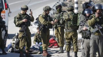 فيديو.. عشرات الجنود ينهالون بالضرب على شاب بالخليل
