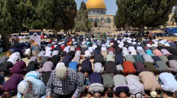 50 ألف مصل يؤدون الجمعة في رحاب الأقصى