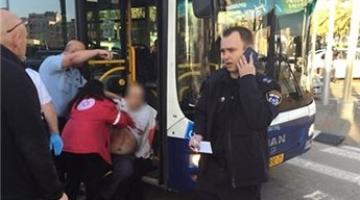 صور.. إصابة 17 صهيونياً في عملية طعن بـ "تل أبيب" واعتقال المنفذ