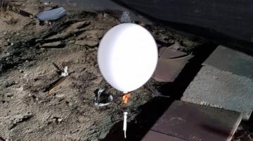 أضرار نتيجة سقوط بالون مفخخ قرب مبنى في "أشكول"