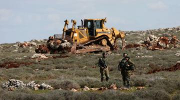 مستوطنون يجرفون أراضي المواطنين جنوب الخليل