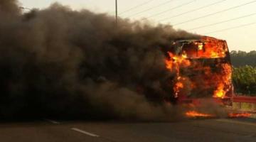 اشتعال النيران في حافلةصهيونية بين اللطرون والقدس