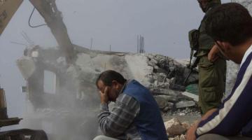 العدو يهدم مُصلى قرب باب العامود وسط القدس