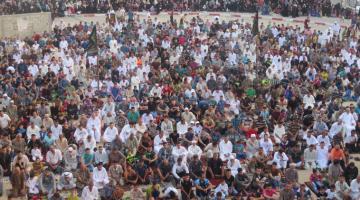 صور.. الجهاد يقيم صلاة العيد في العراء بخان يونس